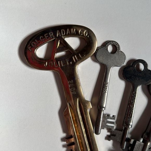 Set of 6 Vintage Keys - Picture 2 of 4